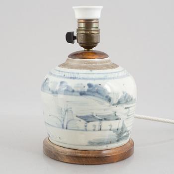 A porcelain table lamp and a box with cover, 19th/20th century.