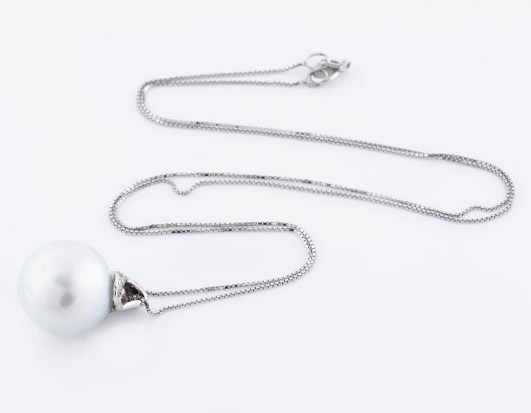 A cultured pearl and ca 0.15 cts brilliant cut diamond pendant.