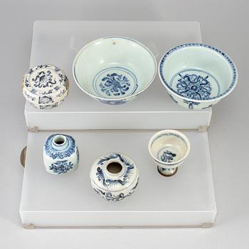 A group of South East Asian Ceramics, 18/19th Century.