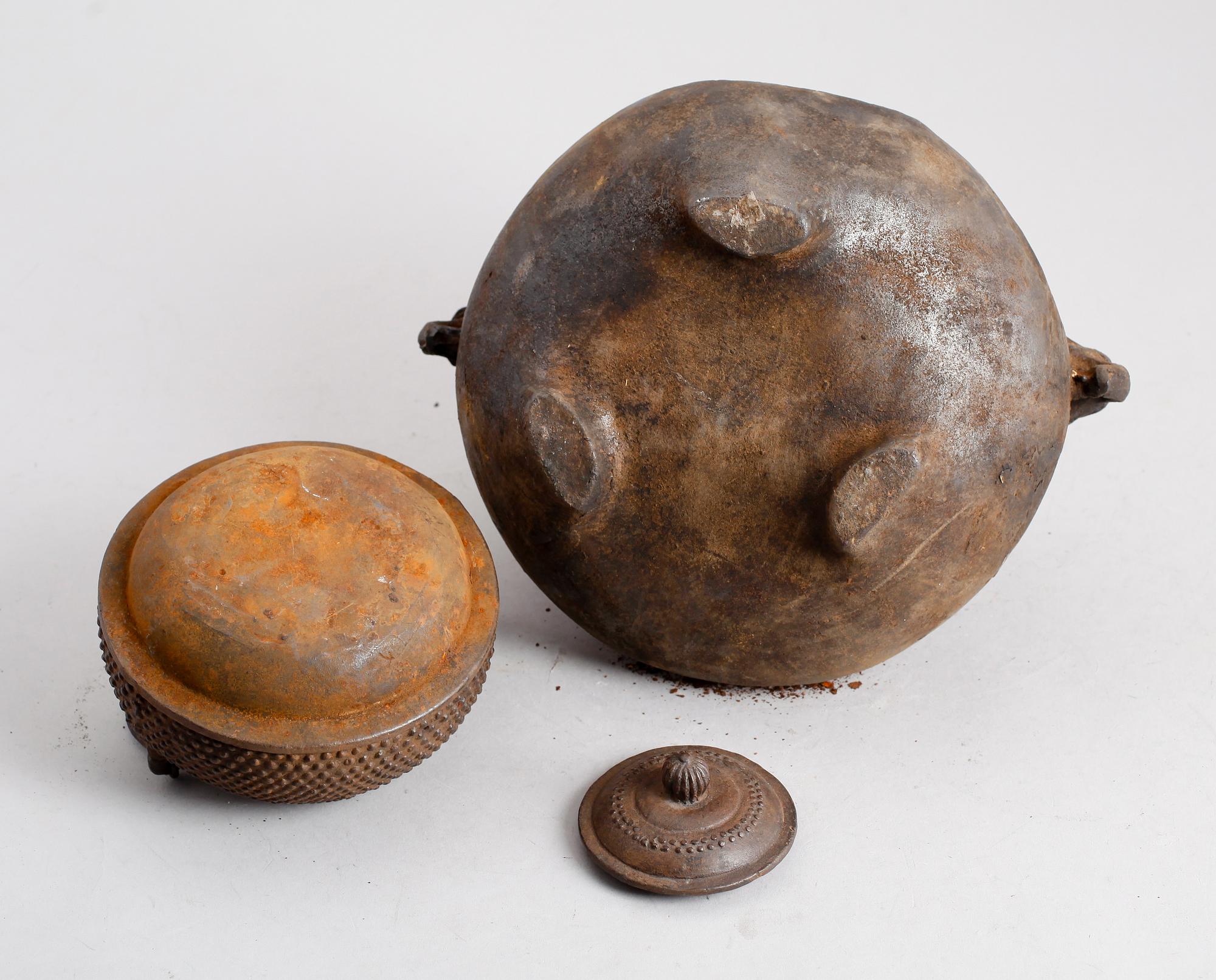 TEKANNA MED STÄLL, järn, Kina, sannolikt 1900-tal.