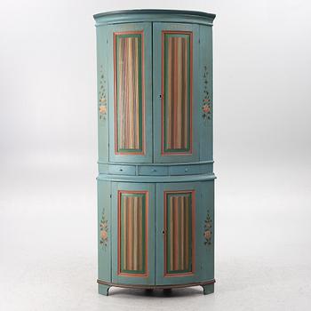 Corner cabinet, 18th/19th century.