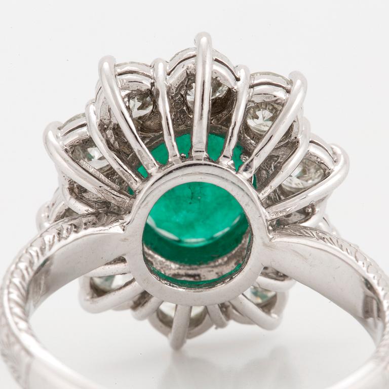 KARMOSÉRING, 14K vitguld, besatt med diamanter och smaragd.