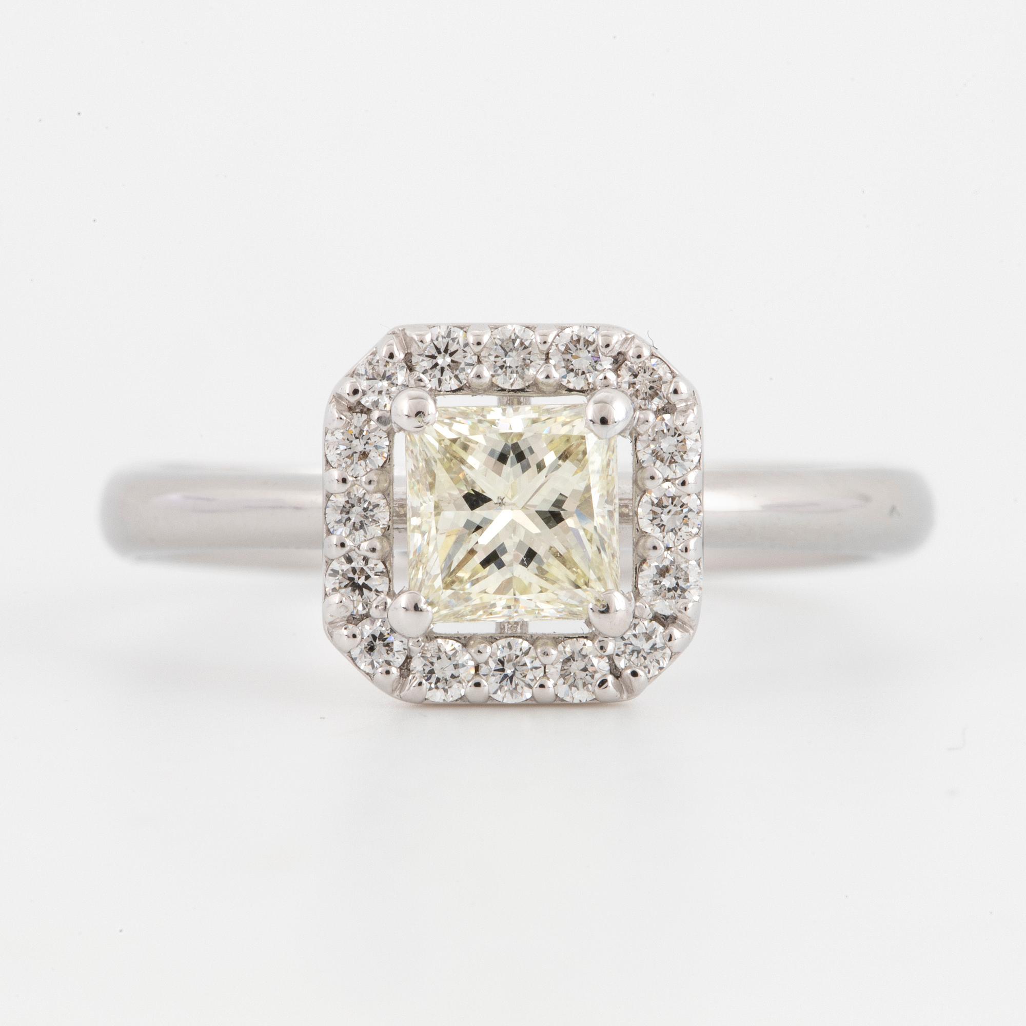 RING, med prinsesslipad diamant och briljanter.