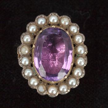 SMYCESUPPSÄTTNING, 3 delar. Låghaltigt guld, ametistfärgade stenar. Troligen Ryssland sent 1800-tal.