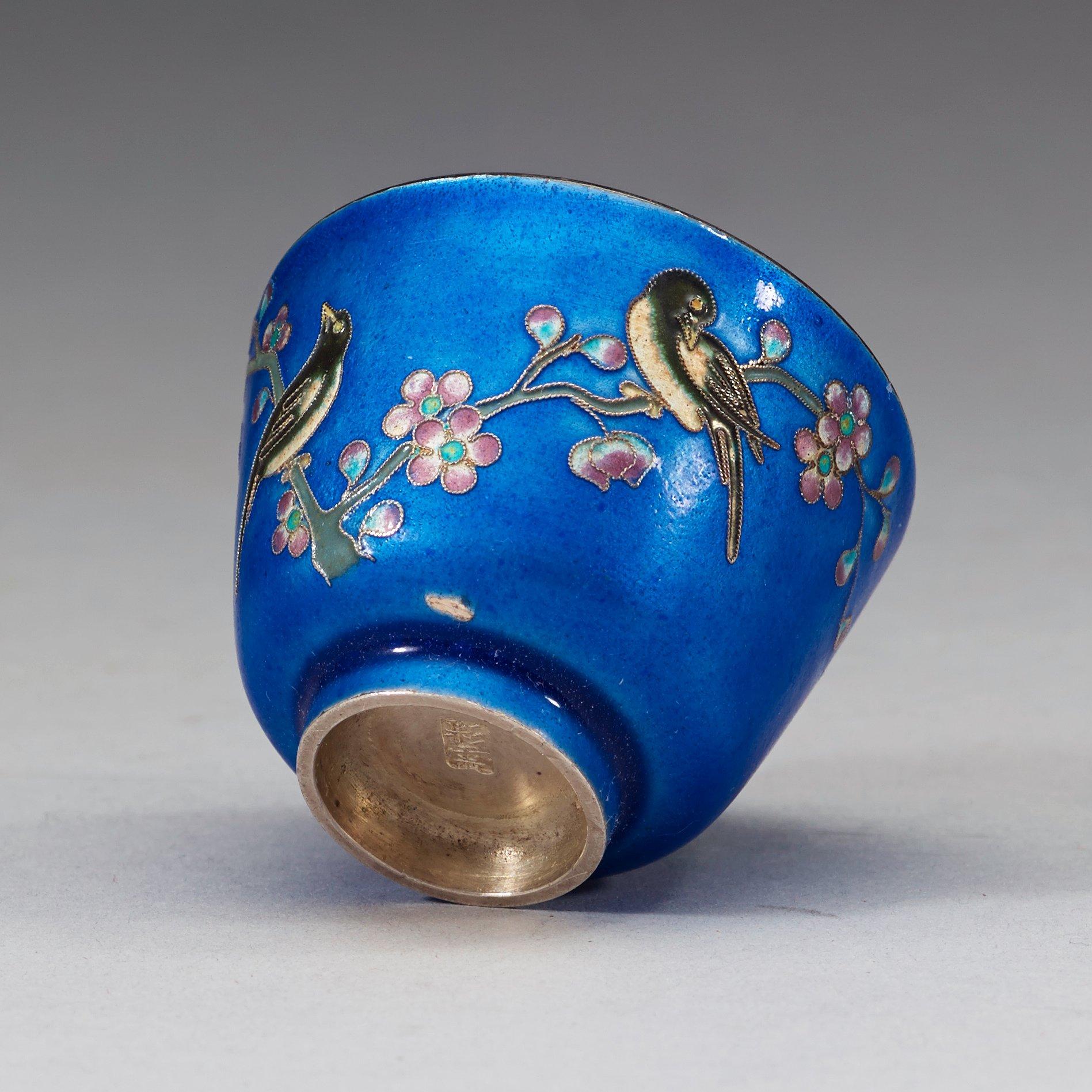 KOPPAR med FAT, 12 stycken, silver och emalj. Kina, 1900-talets början.