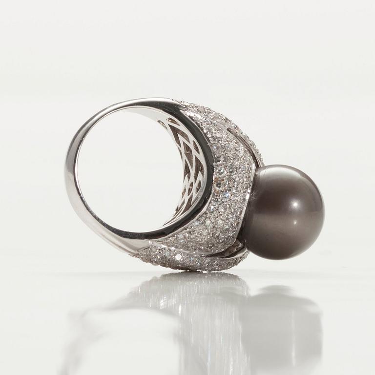 A RING, 18K white gold. Tahiti pearl 13 mm. Brilliant cut diamonds 246 pcs. c. 2.40 ct. Size 17-. Weight 17,9.
