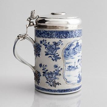 Dryckeskanna, silvermontering på kompaniporslin, otydlig mästarstämpel, Danmark 1700-tal.