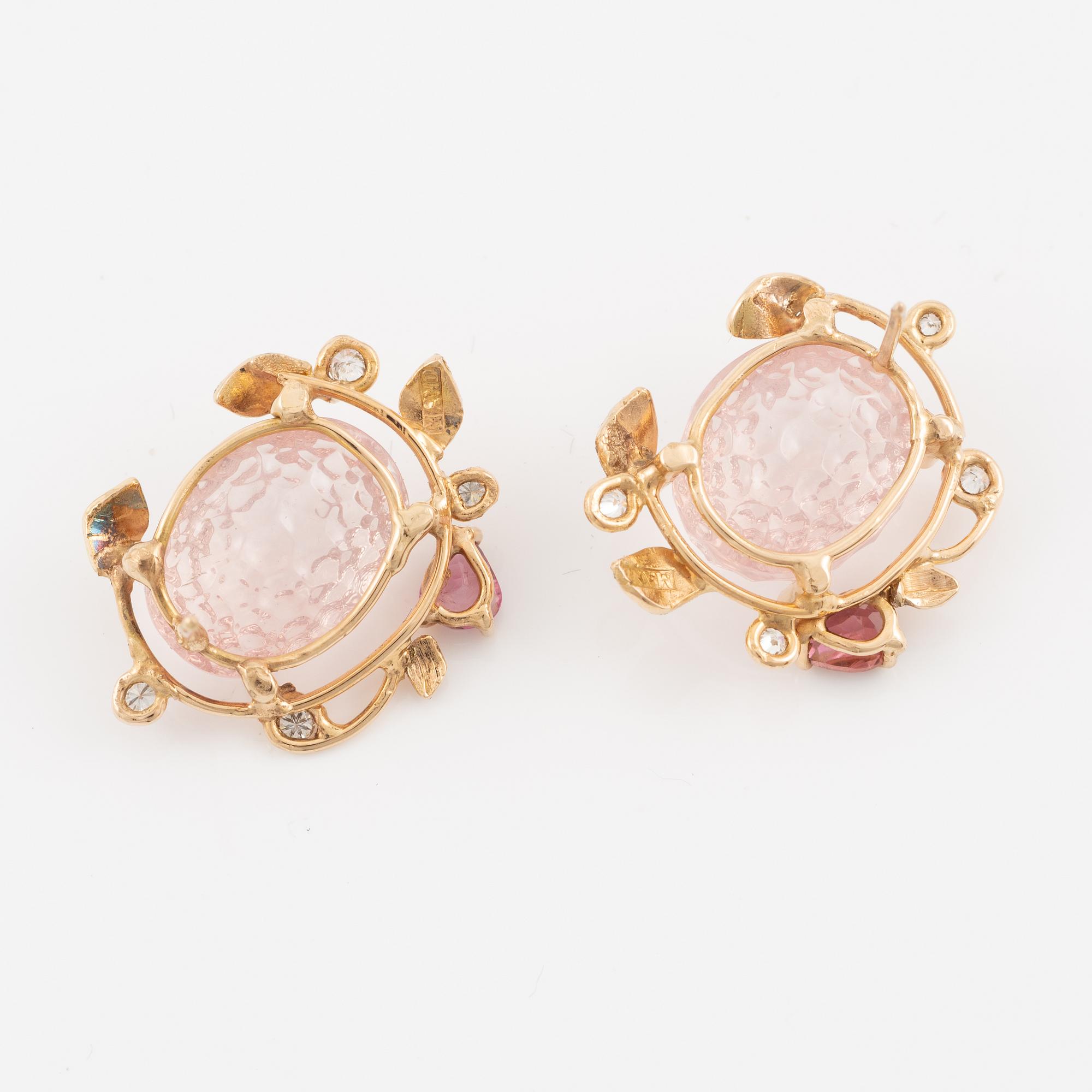 Earrings, Mandelstam, 18K gold with carved rose quartz, pink tourmalines, and brilliant-cut diamonds.
