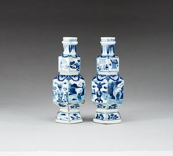 A pair of blue and white vases, Qing dynasty, Kangxi (1662-1722).