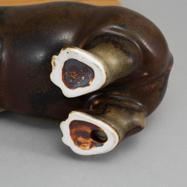 GUNNAR NYLUND, skulpturer, 2 st, en stor och en liten flodhäst, Rörstrand.