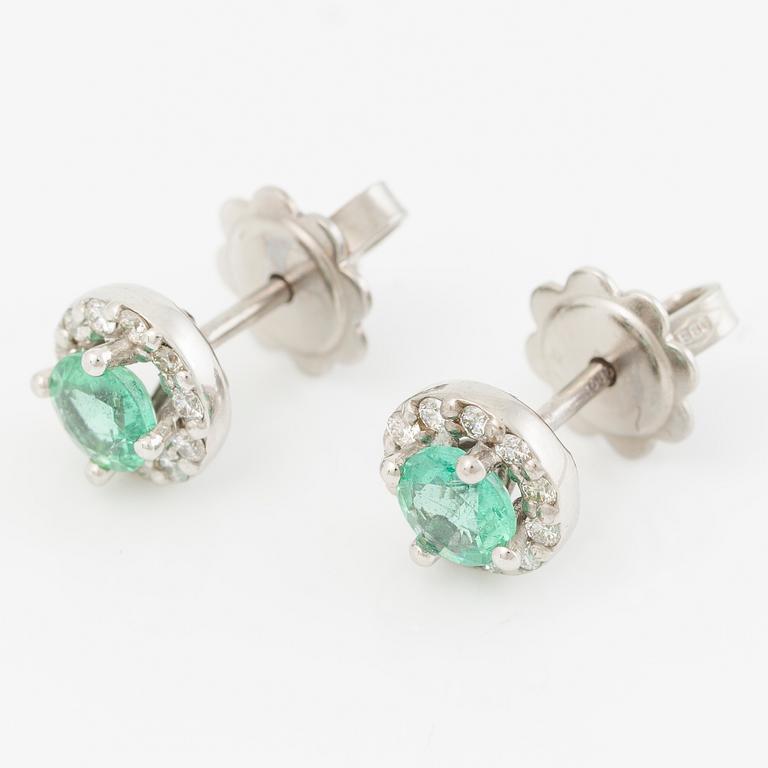Earrings 14K white gold with emeralds and brilliant-cut diamonds.