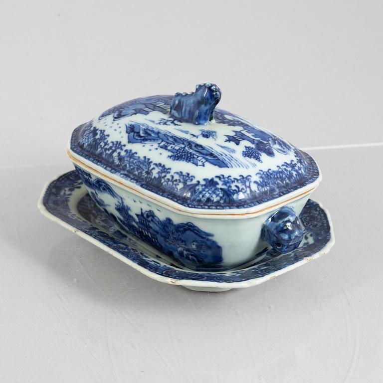 A blue and white export porcelain butter dish with stand and dover, China, Qianlong (1736-95).