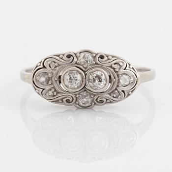 Diamantring, med gammalslipade diamanter.