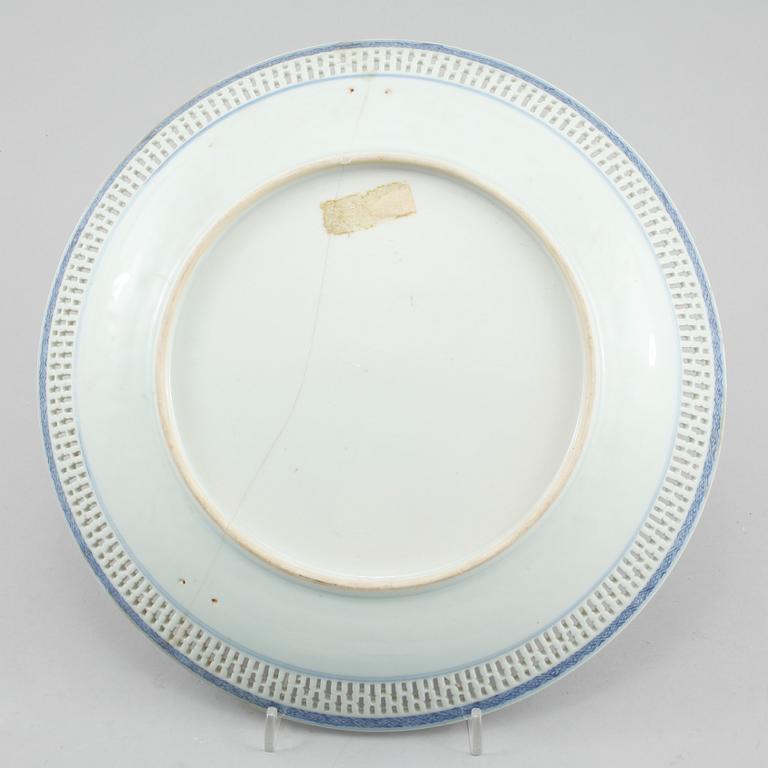 FAT, 2 st, samt GALLERFAT, porslin, Kina, 1700-tal.