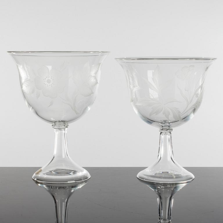LISA BAUER, skålar på fot, 2 st, glas, signerade, Kosta, 1979.