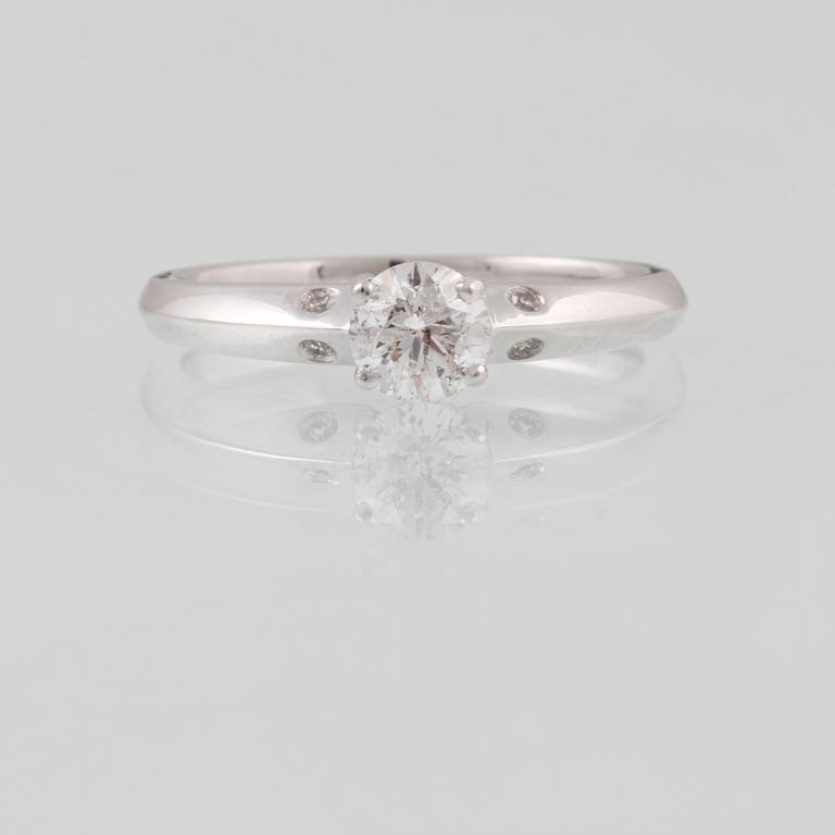 RING, 18K vitguld med briljantslipad diamant ca 0.52 ct. Vikt 3,2 gram.