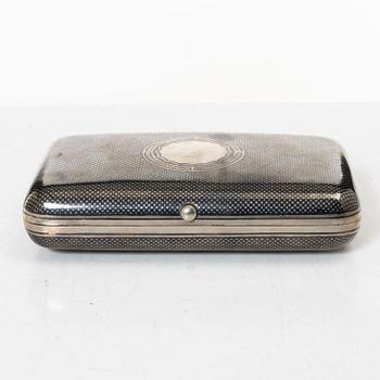 Cigarettetui, silver, niello, Ryssland. Kontrollmästarstämpel A. Romanov, Moscow 1890.