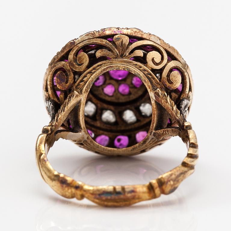 Ring, 18K guld, rosenslipade diamanter och rubiner. Sekelskiftet 1800/1900.