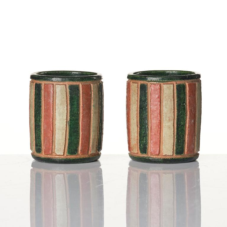 Koppar, två stycken, keramik samt kanna, porslin. Qing dynastin, 1800-tal.