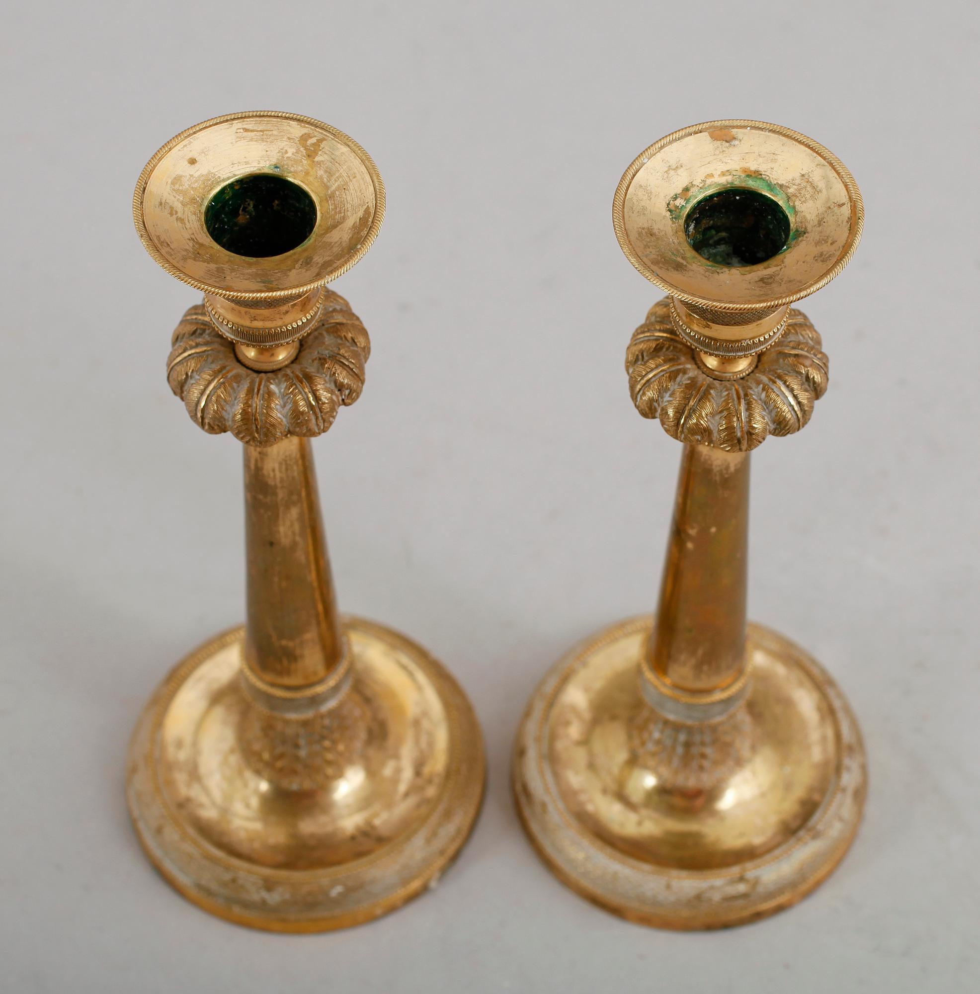 LJUSSTAKAR, 1 par, förgylld brons, senempire, 1800-talets första hälft.