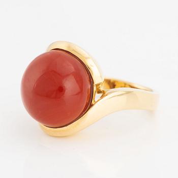 Ring in 18K gold with coral.