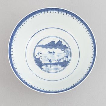A blue and white bowl and a storage jar, Qing dynasty.