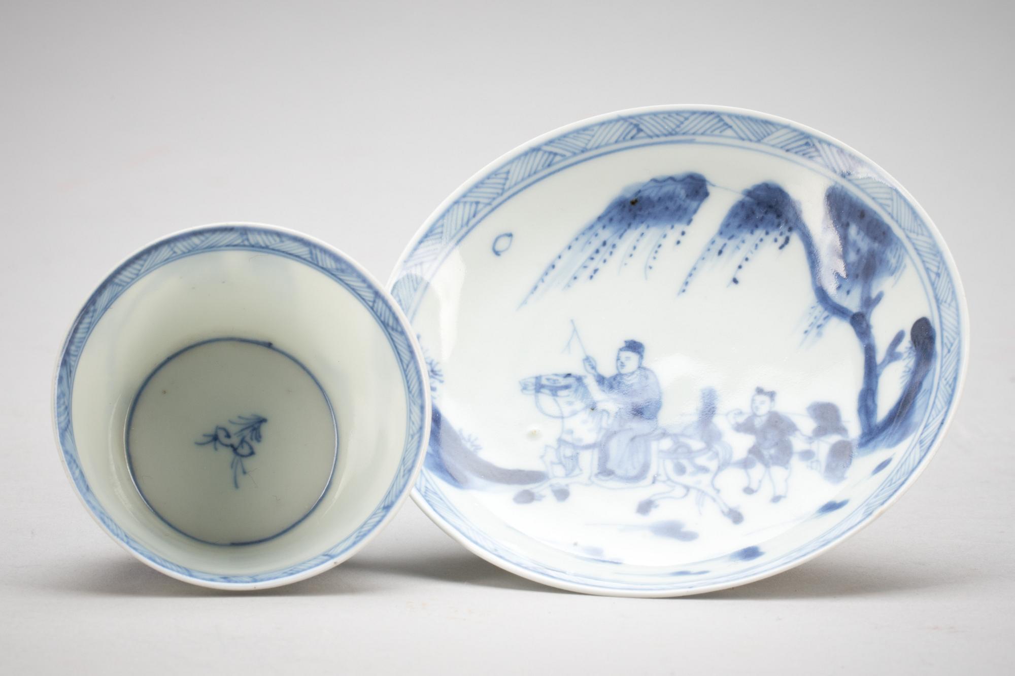KOPP PÅ FAT, porslin. Kina, Kangxi(1662-1722).
