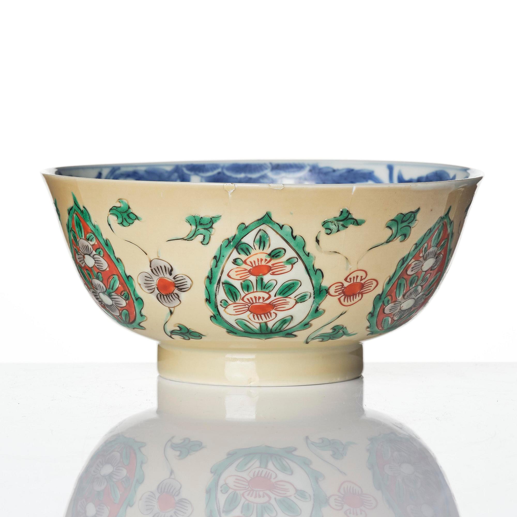 Skål samt fat, porslin. Qingdynastin, Kangxi (1662-1722).
