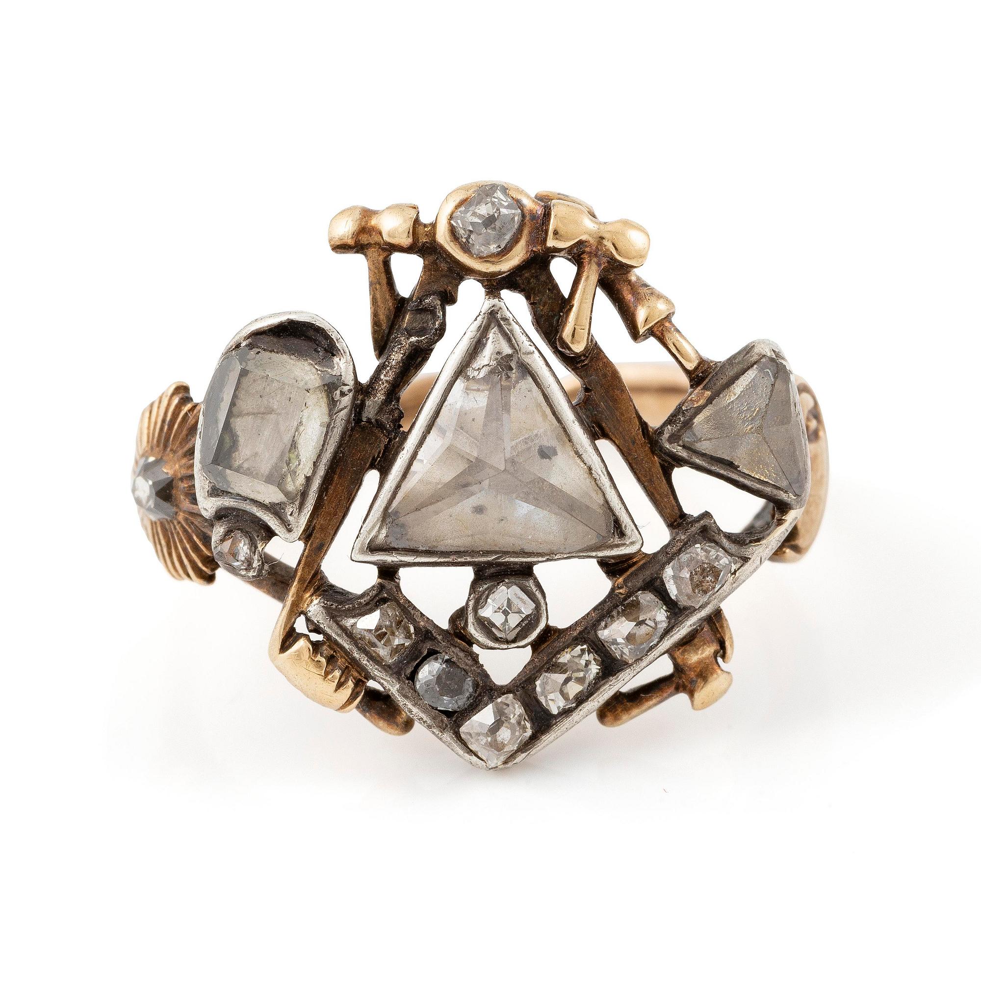 A ring in 14K gold and silver set with old-cut diamonds.