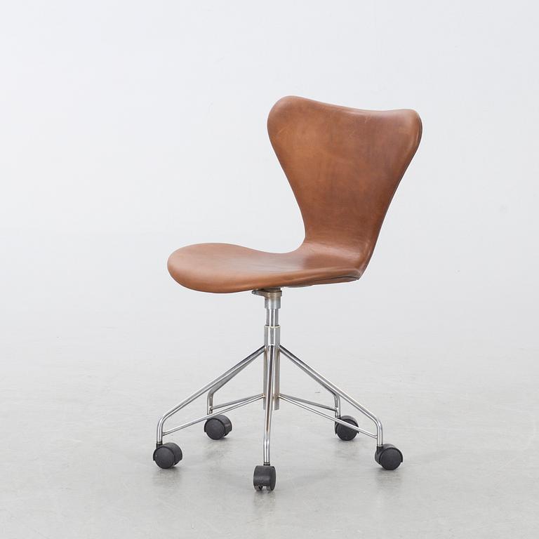 ARNE JACOBSEN, skrivbordsstol, "Sjuan", Fritz Hansen, Danmark.