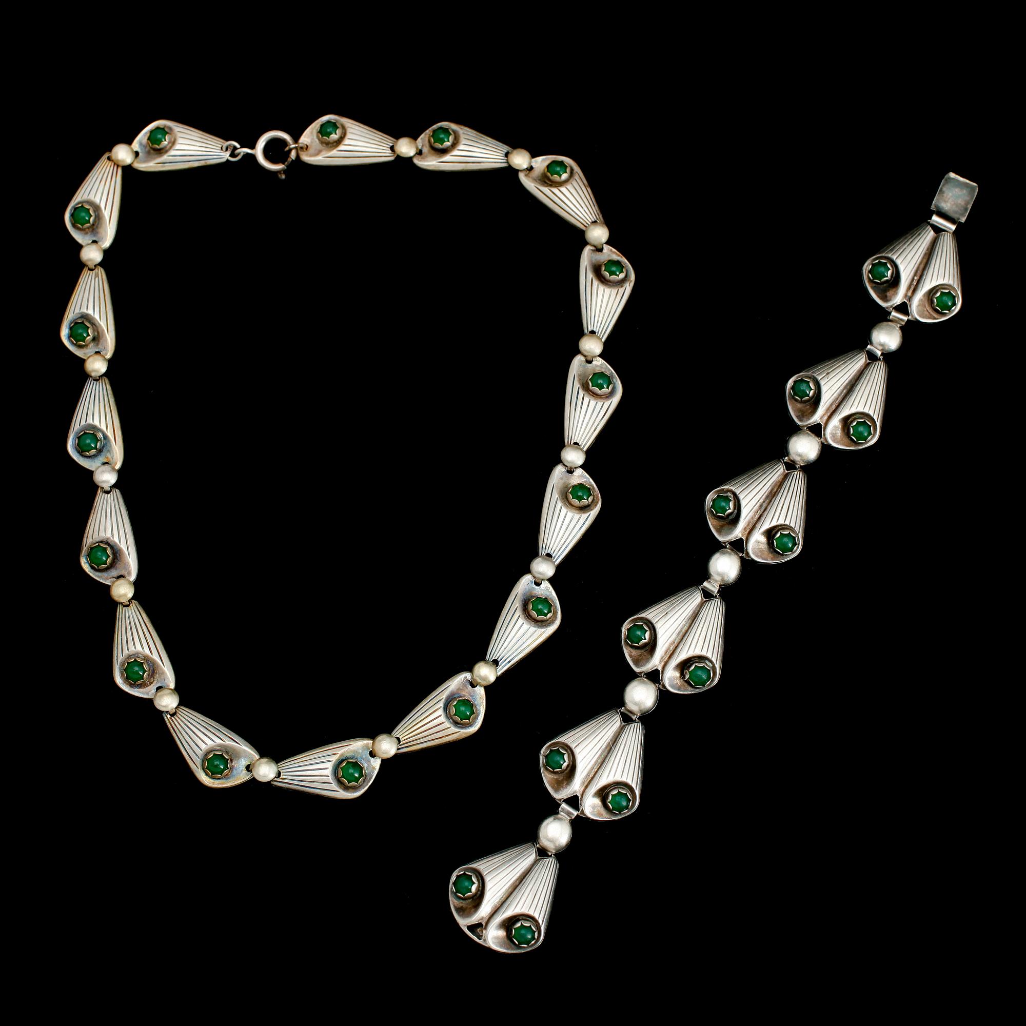 COLLIER SAMT ARMBAND, silver, Alton, 1955, med gröna stenar. Total vikt ca 58 g.