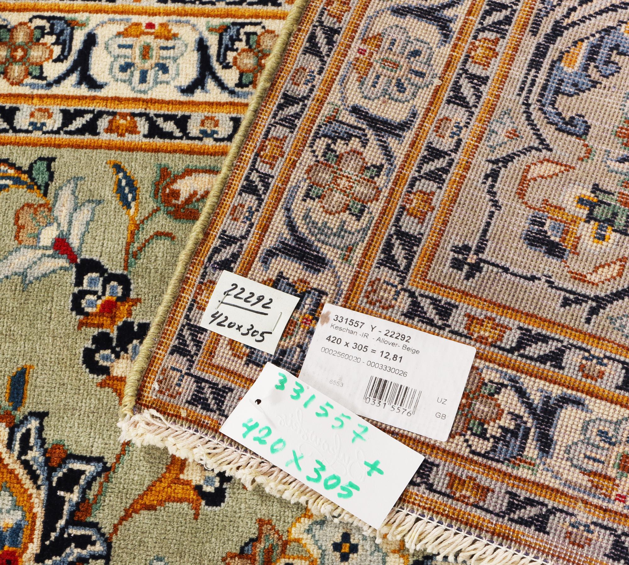 A Kashan carpet, a. 420 x 305 cm.