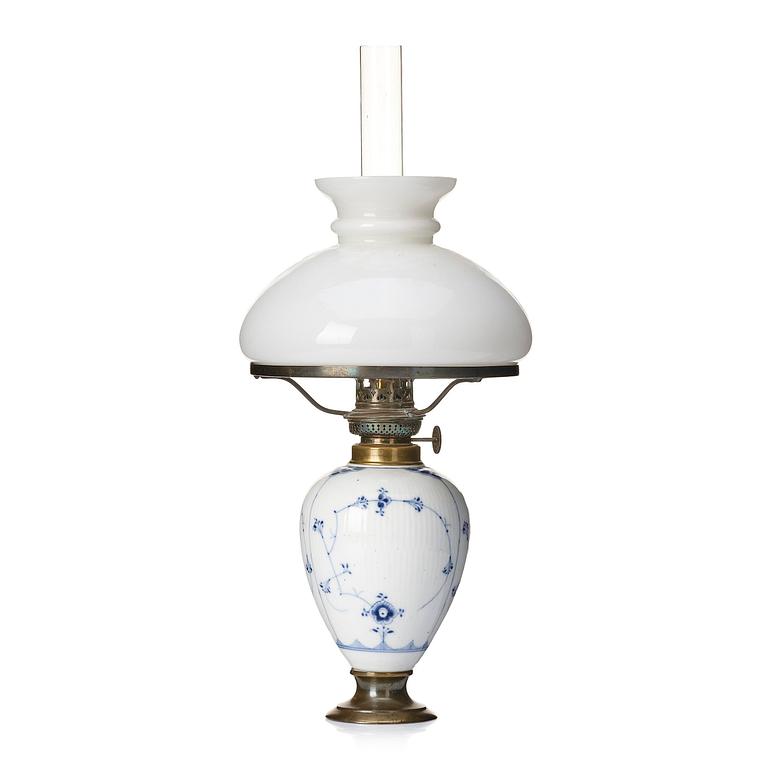 Fotogenlampa, porslin. Royal Copenhagen, "Musselmalet", Danmark, circa 1900.