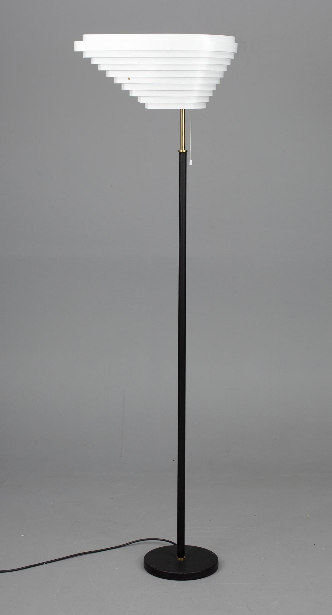 GOLVLAMPA, "Änglavinge" modell A805, design Alvar Aalto, Artek. Formgiven 1954.