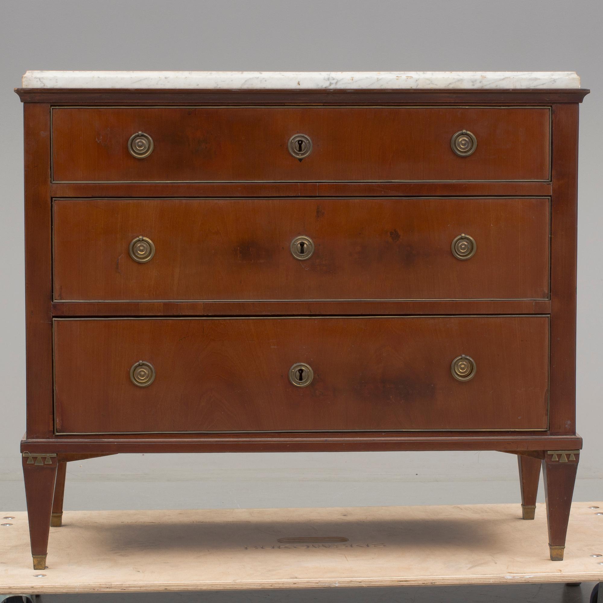 BYRÅ, sengustaviansk, omkring 1800.