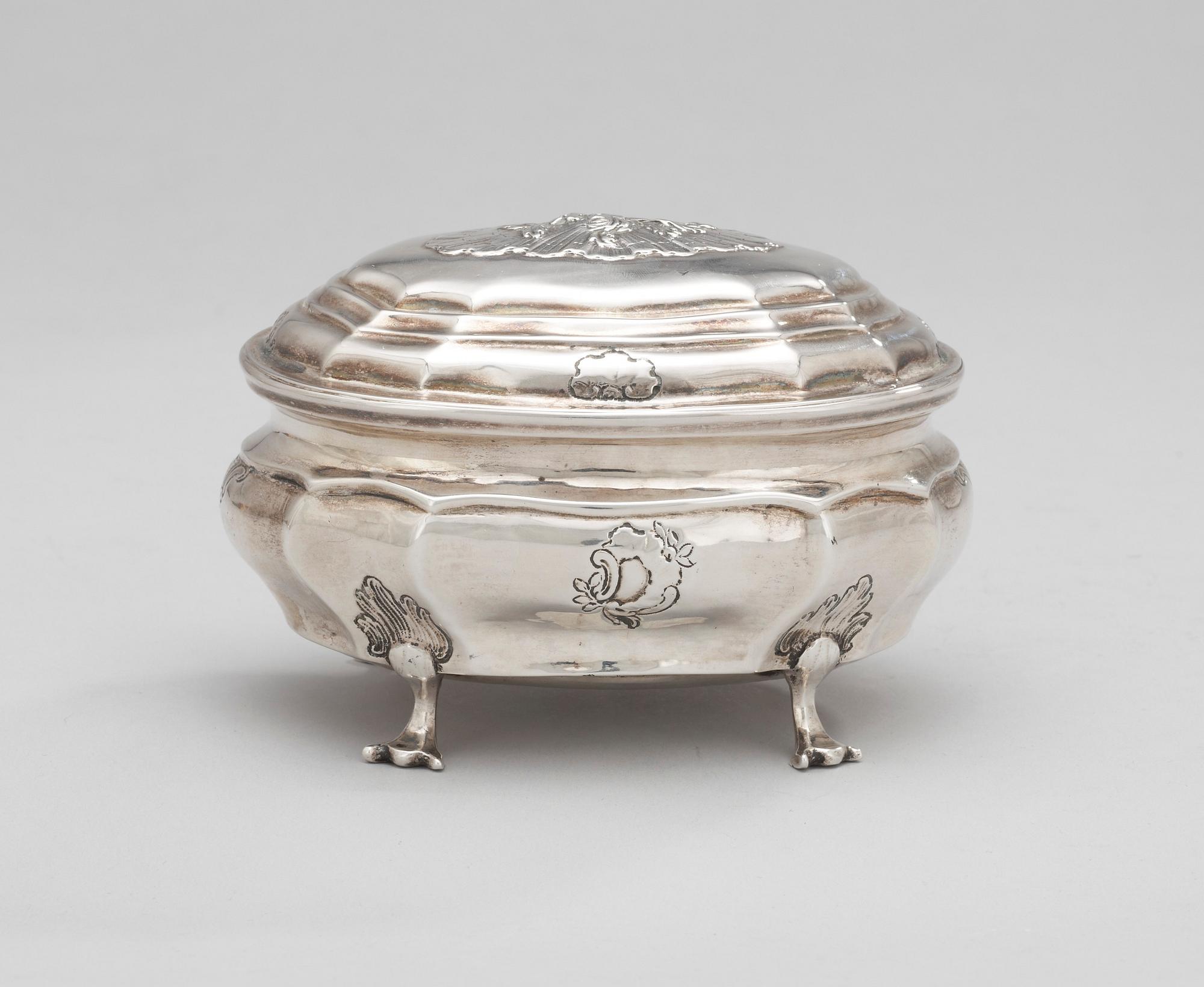 SOCKERSKRIN, silver, av Gustaf Stafhell d ä. Stockholm 1755. Rokoko. 240g.