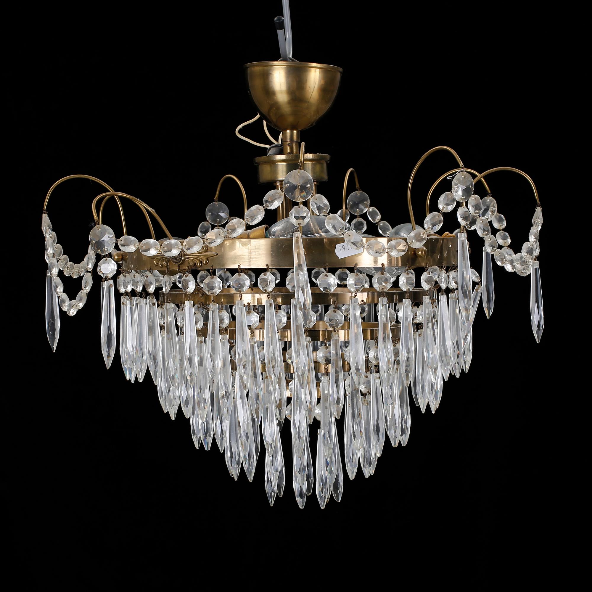LJUSKRONA, omkring 1900-talets mitt. höjd ca 35 cm. Lösa prismor medföljer.