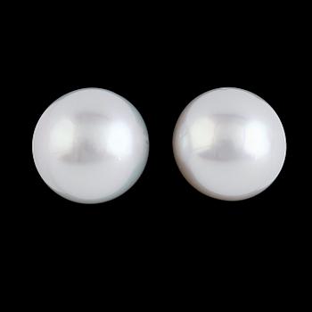 ÖRHÄNGEN, 1 par, 18K guld, odlade pärlor. Vikt ca 12 g.