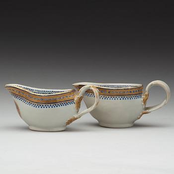 A pair of export sauce boats, Qing dynasty, Jiaqing (1796-1820).