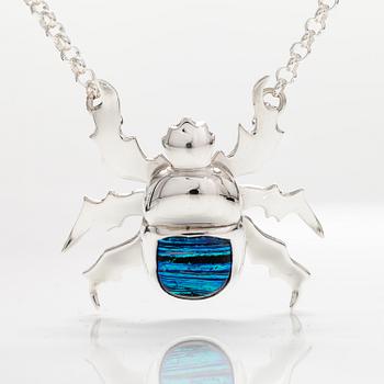 A stelring silver necklace "Scarab" with dichroic glass. Ru Runeberg 2019.