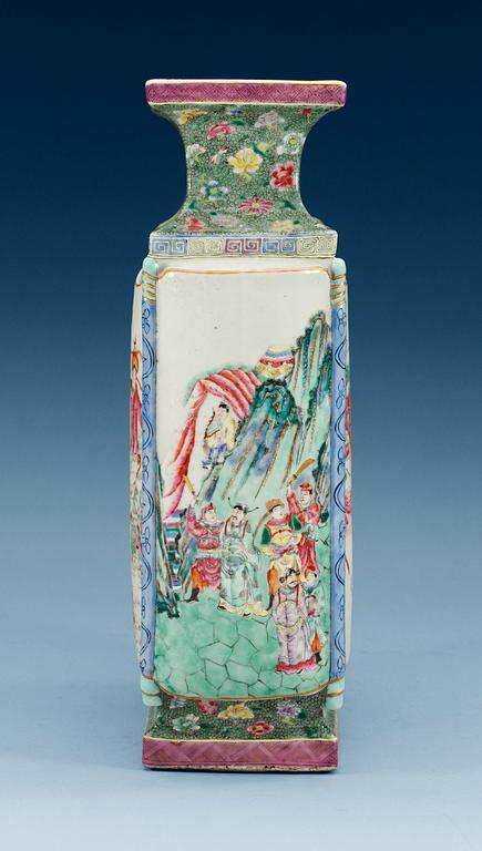 A famille rose vase, late Qing dynasty (1644-1912).