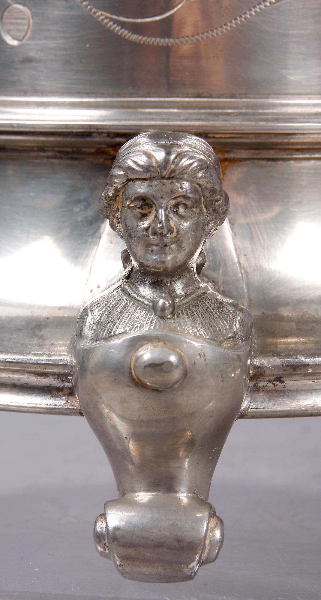 DRYCKESKANNA SAMT BÄGARE, 2 st, tenn, nyrenässans, Santessonska tenngjuteriet Stockholm, tidigt 1900-tal.