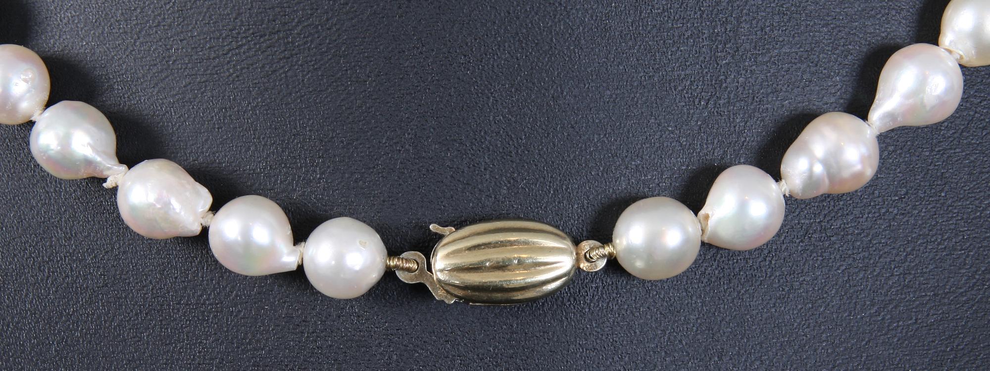 PÄRLHALSBAND, 2 st, 1900-tal.