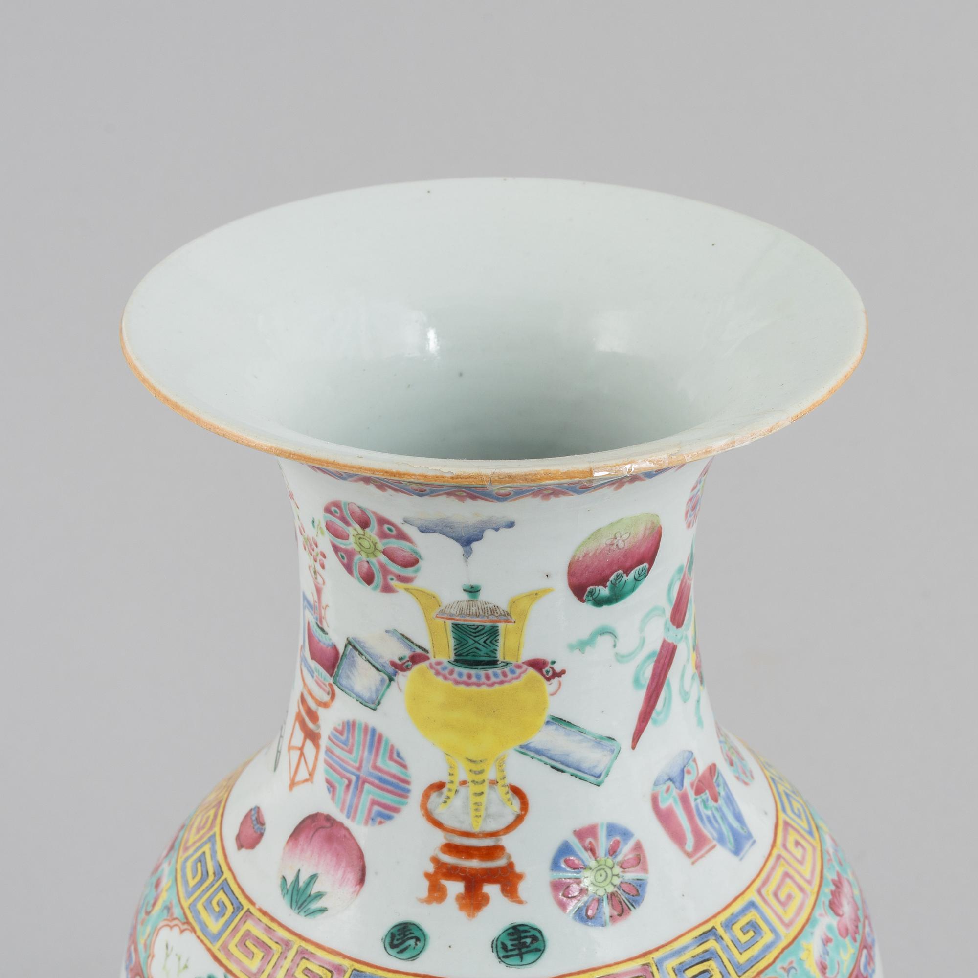 A Chinese porcelain vase, late Qing dynasty.