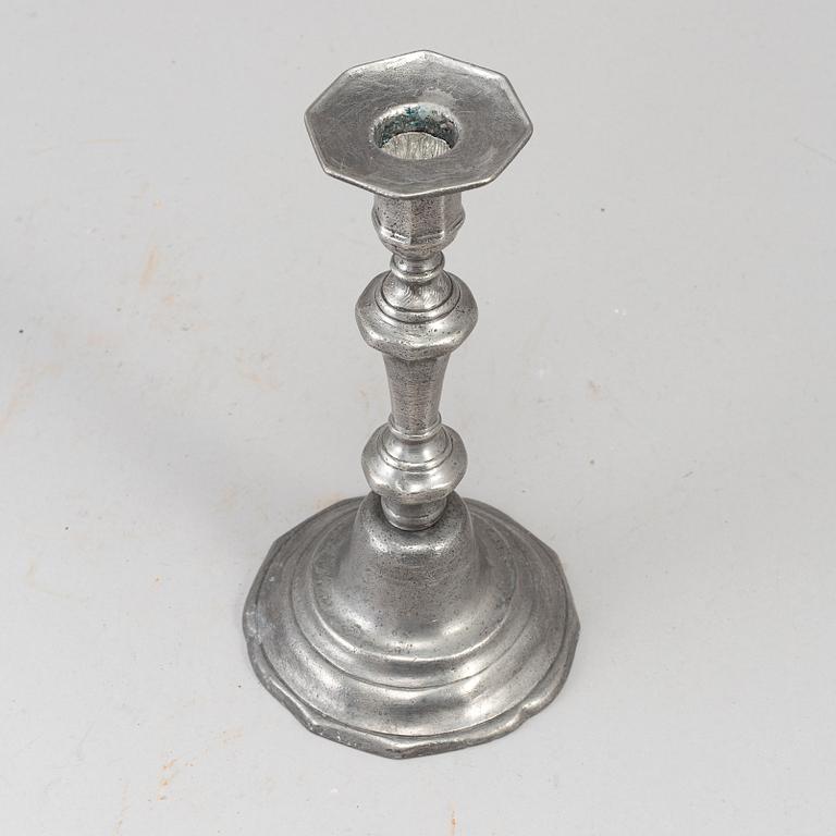 A pewter candlestick, 18th/19th century.