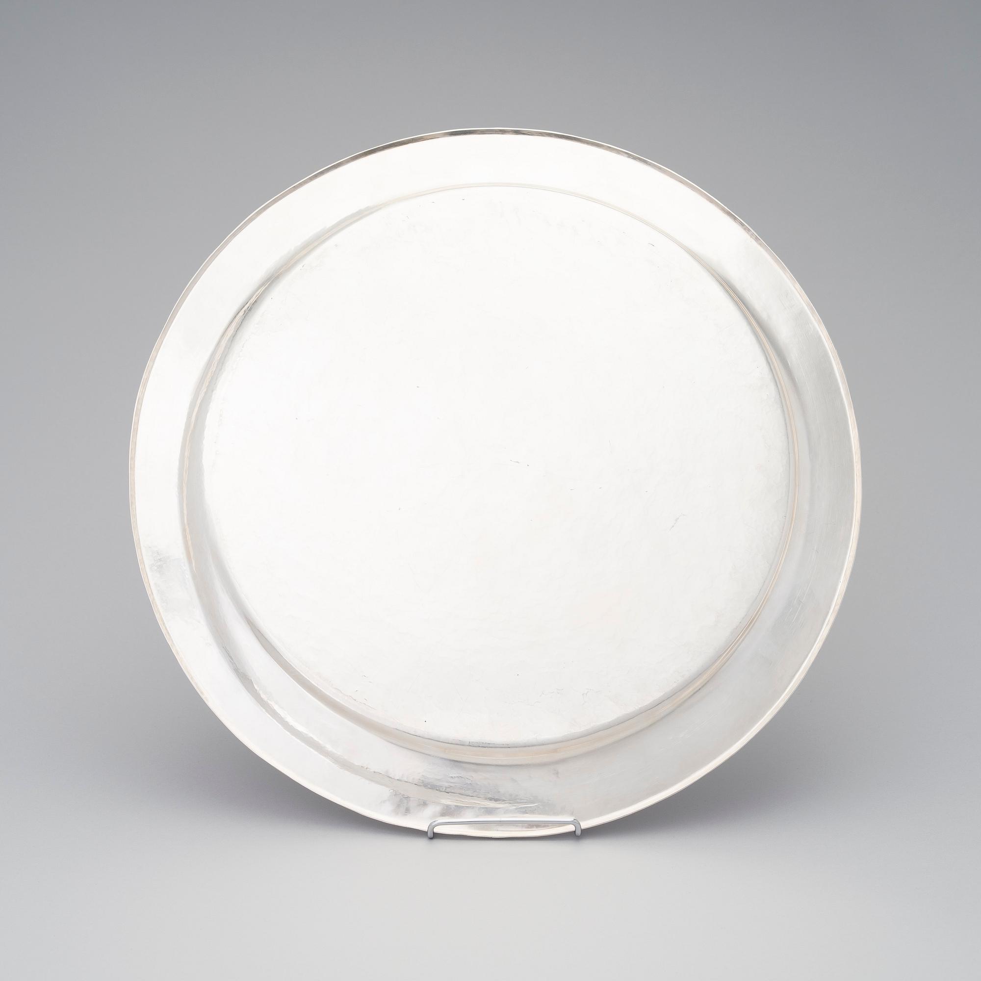 A silver tray marked Auran kultaseppä 1988, weight 1707 g.