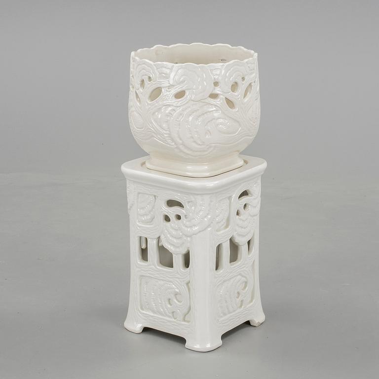 PIEDESTAL med YTTERFODER, flintgods, jugend, Alf Wallander, Rörstrand, omkring 1900.