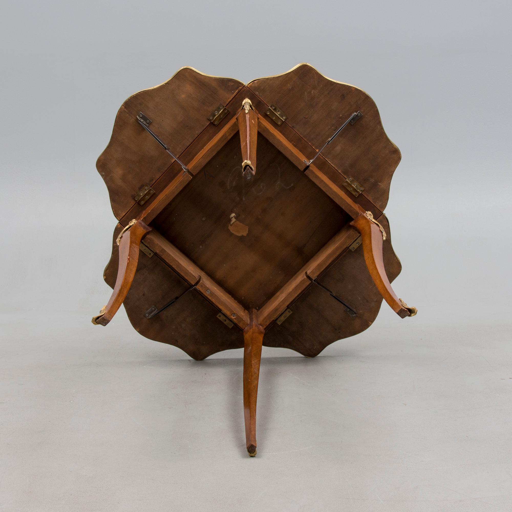 KLAFFBORD, rokokostil 1900-talets första hälft.