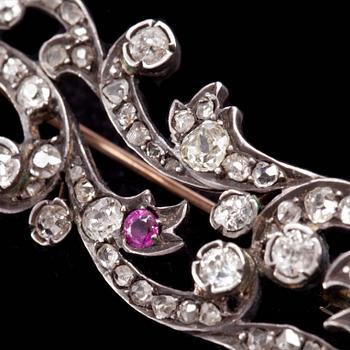 BROSCH, silver med små fasettslipade diamanter. Tidigt 1900-tal. Vikt ca 6 g.