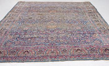 An antique Kirman carpet, ca 410 x 290 cm.